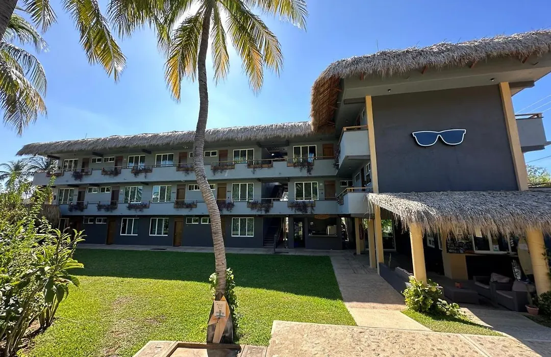 Straw Hat Surf Hostel & Bar-1