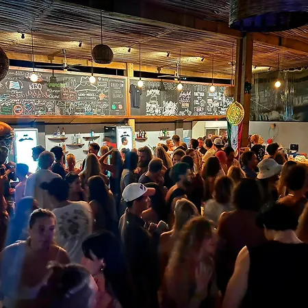 Straw Hat Surf Hostel & Bar-3