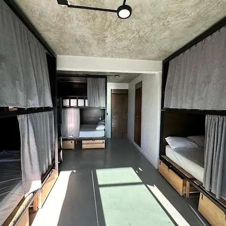 Straw Hat Surf Hostel & Bar-3